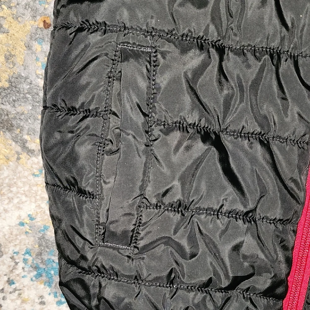 Like New Nike Black/Red Puffer Jacket  100--116 Cm 5-6 Yrs Toddler Hooded Puffer